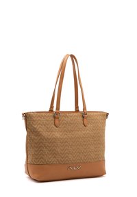 Borsa a tote tan con tessuto a motivi, due manici lunghi e fondo in pelle liscia. Presenta un logo e dettagli in metallo argentato.