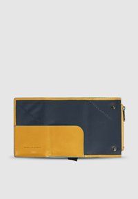 Portafoglio Piquadro con esterno in pelle gialla e interno blu navy. Include una tasca con zip, chiusura a scatto e dettagli di design con texture.