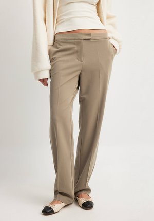 MIT NIEDRIGER TAILLE - Pantalones - dark beige