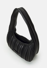 Musta nahkainen käsilaukku, jossa on kaareva, laskostettu muotoilu, vetoketjukiinnitys ja sileä kahva. Laukku on pehmeän tuntuinen ja kompaktin kokoinen.