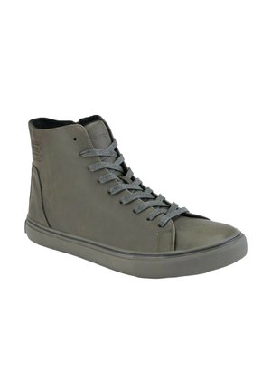 Zapatillas altas en piel verde oliva apagado. Presentan cordones grises, punta redondeada y una suela de goma texturizada con un diseño minimalista.