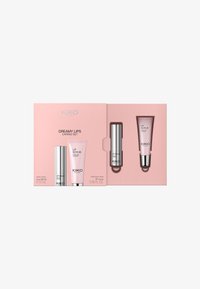 KIKO Dreamy Lips -setti sisältää vaaleanpunaisen laatikon, jossa on huulikuorinta ja huulivoide, hopeiset ja läpinäkyvät putket sekä tyylikkään, modernin muotoilun ihonhoitoon.