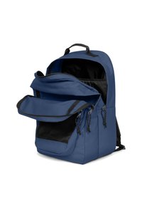 Mochila de tela azul con un gran compartimento principal, bolsillos de malla y dos cremalleras; cuenta con un asa superior y correas de hombro acolchadas.