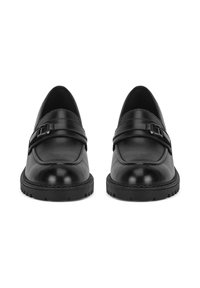 Čierne kožené mokasíny s okrúhlou špičkou, vybavené pruhom a striebornou prackou, gumovou podrážkou s textúrovaným vzorom pre lepšiu priľnavosť.