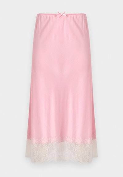 Ροζ σατέν φόρεμα με ελαστική ζώνη στη μέση, με λεπτή λευκή δαντέλα στο τελείωμα. Απαλή υφή, μήκος μέχρι το γόνατο.