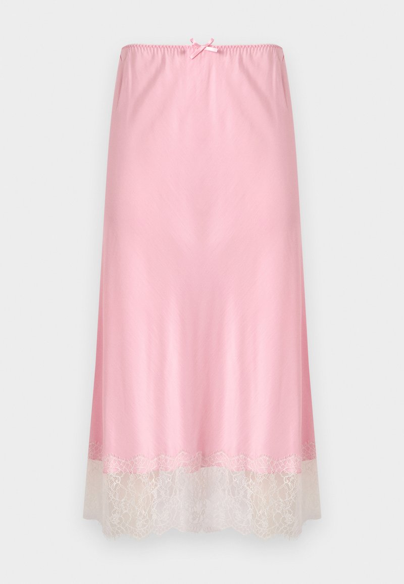 Combinaison en satin rose avec une taille élastique, ornée d'une délicate bordure en dentelle blanche à l'ourlet. Texture douce, design à longueur de genou.