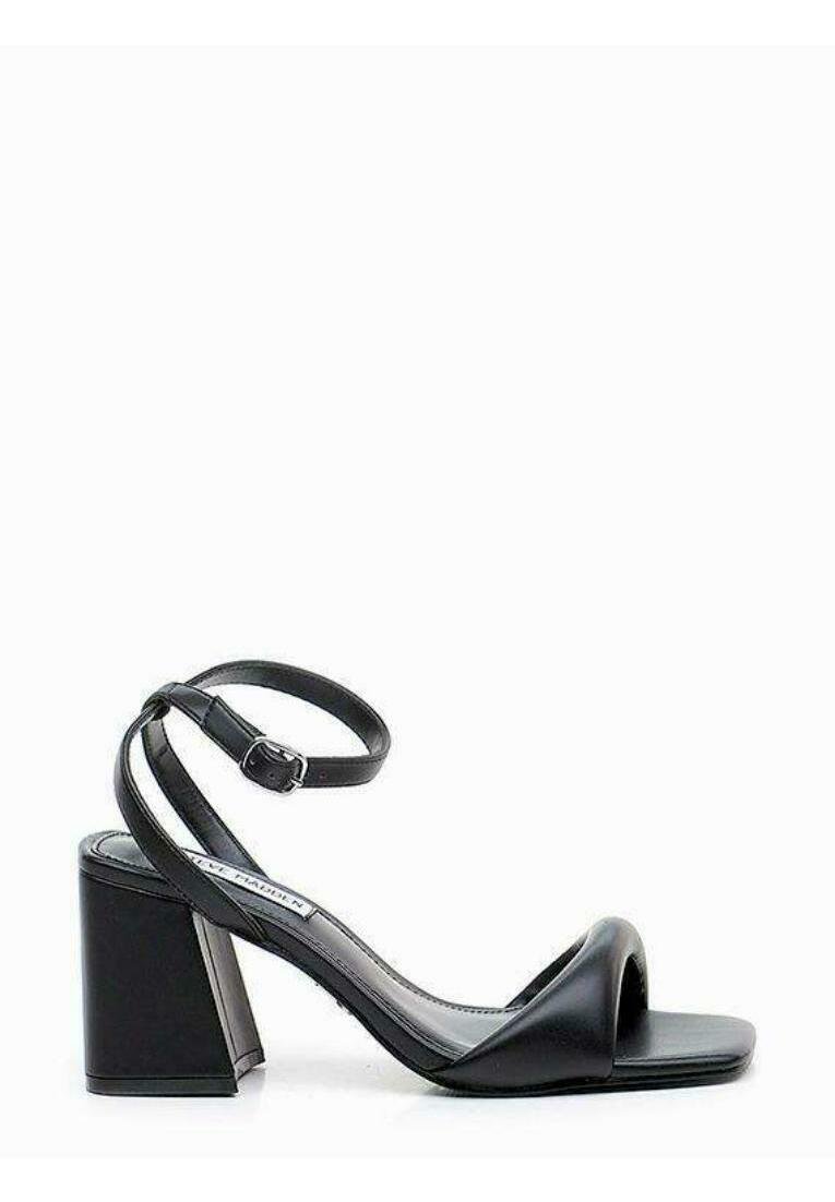 Sandal nero con tacco alto, rifinito in pelle liscia, punta aperta e tacco largo a blocco. Presenta una sottile cinturino alla caviglia con una fibbia in metallo.