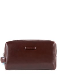 Neceser de cuero marrón con una textura suave, forma rectangular y un pequeño asa lateral. Presenta un detalle de logo en el frente.