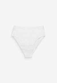 Fehér, magas derekú bikini alsó sima anyagból, közepes takarással és varrat nélküli szélekkel. Egyszerű dizájn, minta vagy fém részek nélkül.