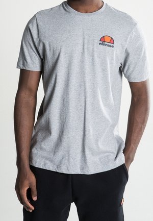 Grå bomulds t-shirt med rund hals, med et flerfarvet Ellesse-logo på venstre bryst. Lige pasform med korte ærmer.