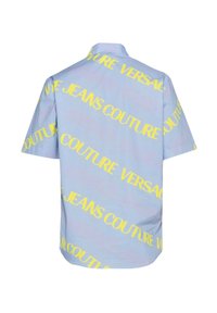 Camicia a maniche corte di colore azzurro chiaro con un grande motivo di testo giallo che riporta "VERSACE JEANS COUTURE". Presenta un colletto classico e una vestibilità comoda.