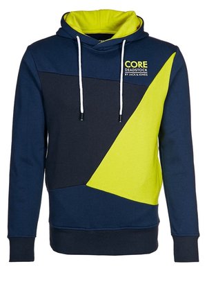 Granatowa bluza z kapturem z jasnym żółtym, geometrycznym panelem, żółtym wnętrzem kaptura, białymi sznurkami i napisem "CORE DEADSTOCK by Jack & Jones" na piersi.