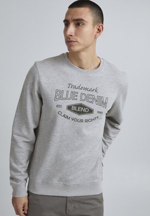 Grå bomullssweatshirt med rund hals, ribbede mansjetter og en trykt logodesign i svart og oliven.