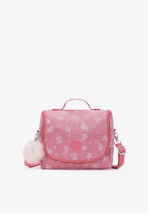 Sac synthétique rose avec des motifs floraux et de papillons, un rabat à l'avant, une poignée supérieure et une bandoulière détachable. Inclut un charm en pom-pom duveteux.