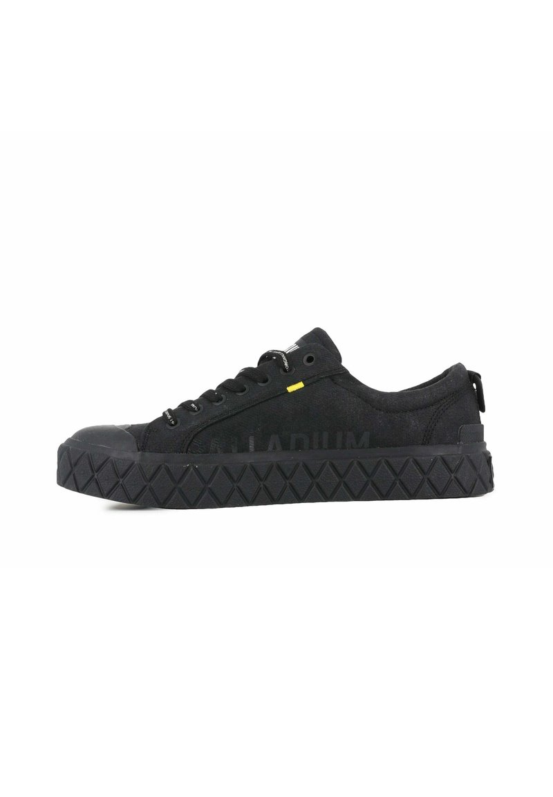 Sneaker nera in tela con finitura texturizzata, punta in gomma, suola con motivo a rombi e accento giallo vicino ai lacci.