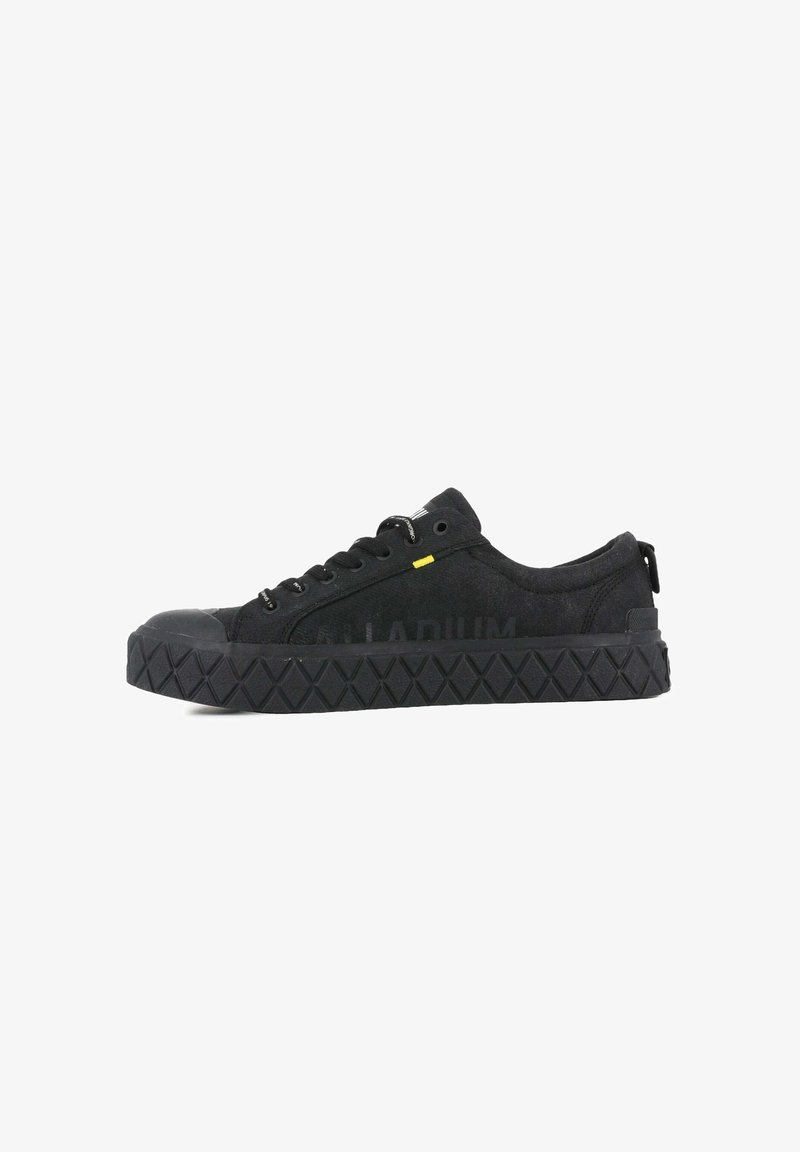 Fekete vászon sneaker, texturált felülettel, gumis orral, gyémántmintás talppal és sárga díszítéssel a fűzőknél.