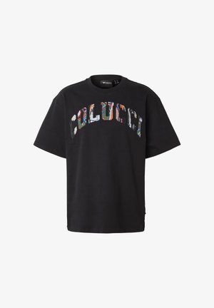 Czarna koszulka z krótkim rękawem z kolorowym, wzorzystym napisem "COLUCCI" nadrukowanym półokręgiem na piersi.