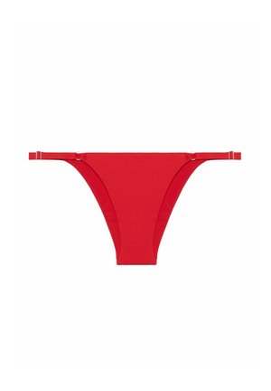 Bas de bikini rouge avec une texture lisse, design taille basse, côtés réglables avec quincaillerie en métal, et couverture minimale.