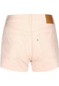 Helle rosa Denim-Shorts mit zwei Gesäßtaschen, Gürtelschlaufen und einem braunen Leder-Patch der Marke Levi's am Bund.