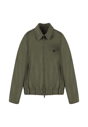 Veste vert olive en tissu doux, dotée d'une fermeture éclair intégrale, d'un grand col, de deux poches latérales et d'une petite poche avec un détail de bouton.