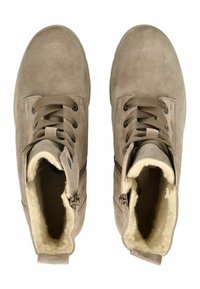 Beige enkellaarzen met een gladde suède buitenkant, een gevoerde binnenkant, veters aan de voorkant en zijritsen voor gemakkelijke toegang. Zacht gevoerd interieur.