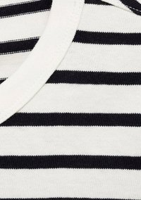 Gestreifter Stoff in Schwarz und Weiß mit Rundhalsausschnitt. Die Textur ist glatt und die Streifen sind gleichmäßig verteilt.