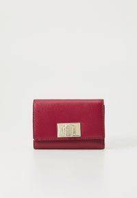 Portefeuille en cuir rouge avec une finition texturée, présentant un fermoir doré. Forme rectangulaire compacte avec des bords arrondis. Design minimaliste.