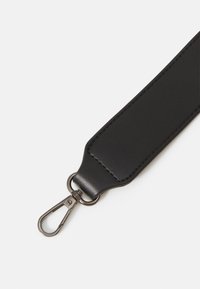 Sort læderrem med en glat tekstur, der har en metalclips fastgørelse og kontrasterende syninger langs kanterne.