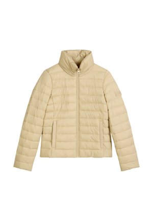 Beige donsjack met een opstaande kraag, ritssluiting aan de voorkant, horizontale stiksels en twee zijzakken. Glad, lichtgewicht materiaal.