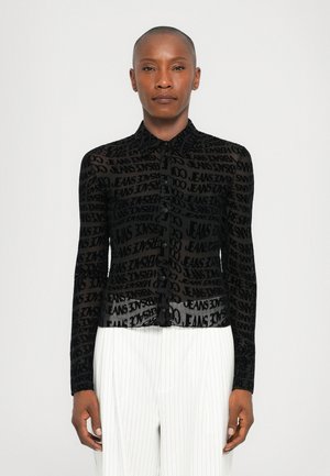 Zwarte doorzichtige button-up shirt met een textuurontwerp en herhaalde tekstpatronen. Lange mouwen en een gepunte kraag maken de look compleet.