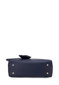 Borsa in pelle blu navy con superficie texture, forma rettangolare e dettagli in metallo color rame. Presenta una piega decorativa sulla parte superiore.