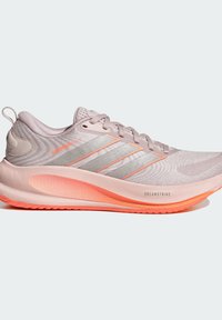 Scarpa da corsa grigia chiara con dettagli rosa, upper in mesh, superficie testurizzata, intersuola ammortizzata e suola in gomma con un logo visibile sul lato.