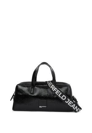 Černá obdélníková taška na rameno s lesklým povrchem, dvojitými uchy a širokým popruhem na rameno s bílým textem "GERFELD JEANS".