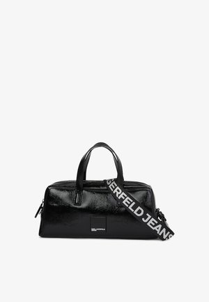 Čierna obdĺžniková kabelka so lesklým povrchom, dvojitými rukoväťami a širokým ramenným popruhom s bielym textom "GERFELD JEANS".