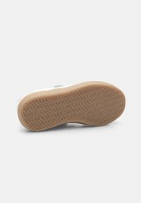 Schuhsohle mit einer strukturierten Gummibasis, die ein Wabenmuster und eine abgerundete Ferse aufweist, entwickelt für Grip und Langlebigkeit.