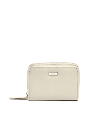 Pequeña cartera rectangular de cuero color crema con cremallera, superficie texturizada y placa metálica con el logo de la marca en el frente.