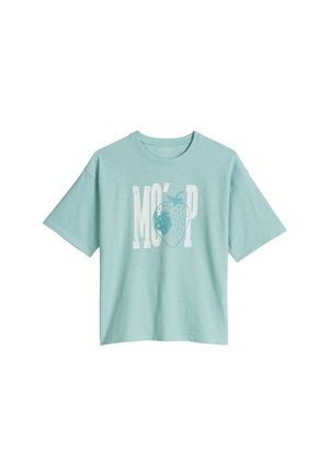 T-shirt bleu clair à manches courtes avec le texte blanc usé "MÖP" et un graphique de fraise au centre.