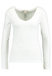 Bílé tričko s dlouhým rukávem a výstřihem do V, vyrobené z měkkého, hladkého materiálu. Má přiléhavý střih a jednoduchý, minimalistický styl bez ozdob.