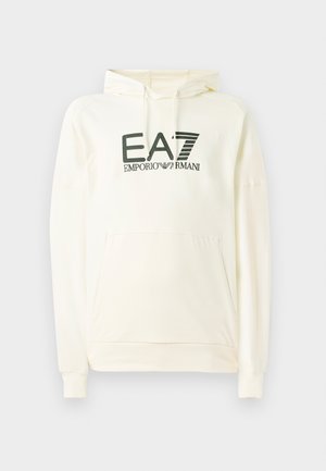 Hvid hættetrøje lavet af blødt stof, med en frontlomme og et trykt logo i mørkegrøn. Lange ærmer med ribbede manchetter.