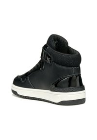 Zapatillas altas negras hechas de cuero y acentos sintéticos de charol, con un cuello texturizado, correa de Velcro y suela de goma blanca.