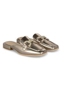 Metallisch gouden instap schoenen met een platte hak, voorzien van een gladde textuur en een decoratieve strass gesp op de bovenkant.
