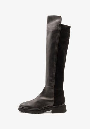 Stivali neri in pelle e suede fino al ginocchio con un design elegante, punta arrotondata e suola robusta per stabilità e comfort.