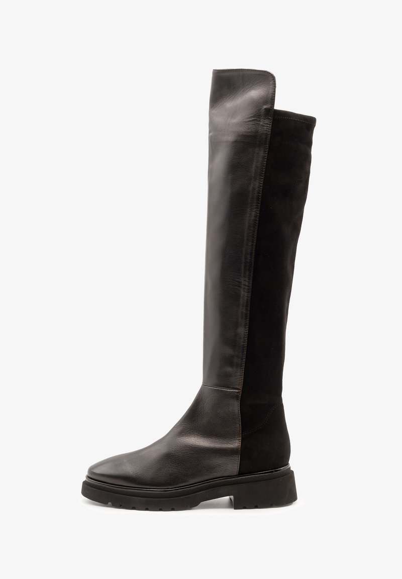 Knielange schwarze Stiefel aus Leder und Wildleder mit schlankem Design, abgerundetem Zehenbereich und einer klobigen Sohle für Stabilität und Komfort.