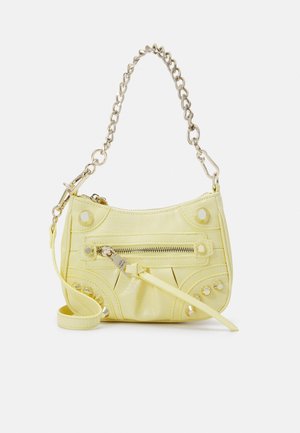 Petit sac à main jaune avec bandoulière en chaîne, poche avant zippée, clous décoratifs en métal et bandoulière longue supplémentaire.