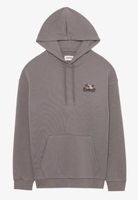 Sudadera gris con capucha y bolsillo frontal, que presenta un pequeño gráfico colorido en el pecho. Hecha de tela suave con un ajuste holgado.
