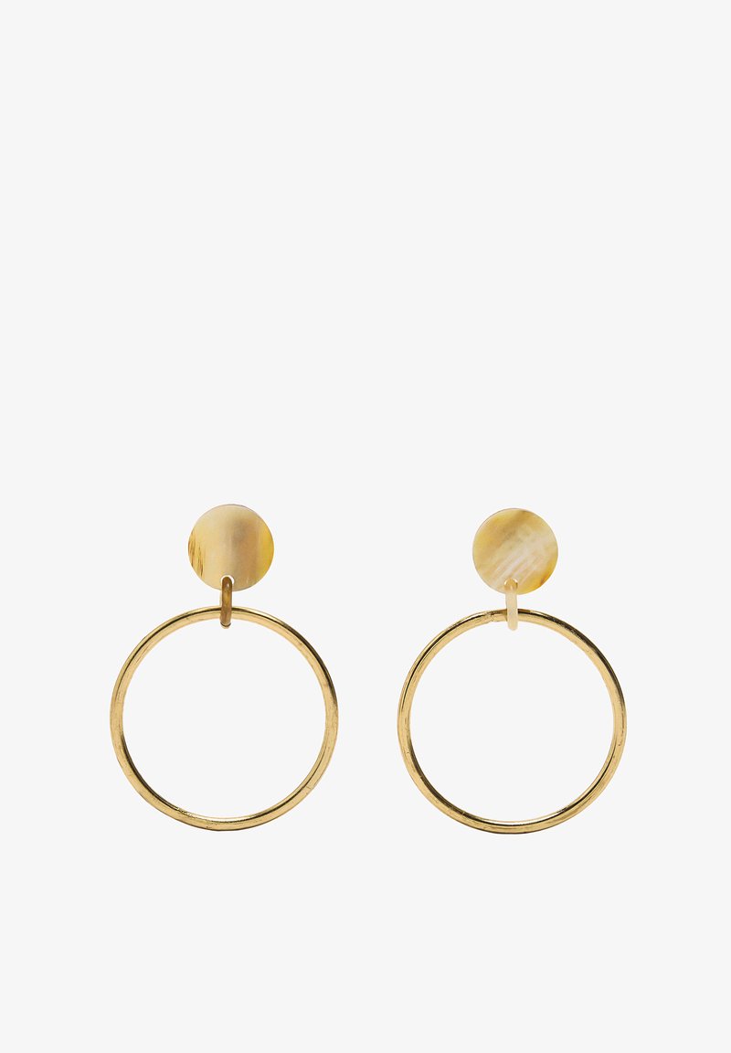 Złote okrągłe kolczyki w kształcie koła z teksturowanym, okrągłym akcentem u góry z jasnego żółtego materiału, tworzącym warstwowy design.