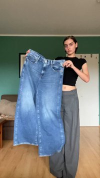 Μπλε τζιν παντελόνι φαρδύς ίσιος με ψηλή μέση. Διαθέτει μπροστινές τσέπες και ελαφριά φθορά. Ραμμένο στρίφωμα και διακριτική λεπτομέρεια από σκούρα. 