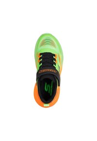 Zapatilla deportiva Skechers con un upper en verde neón y naranja, cordones negros, un cuello acolchado y patrones texturizados en el material.