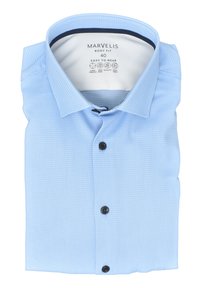 Himmelblaues, kurzärmeliges, knöpfbares Hemd mit dezentem Karomuster, schwarzen Knöpfen und einem kontrastierenden Innenkragen-Detail.