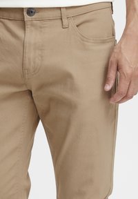 INDICODE JEANS IDPOKAR - Traperice ravnih nogavica - cornstalk